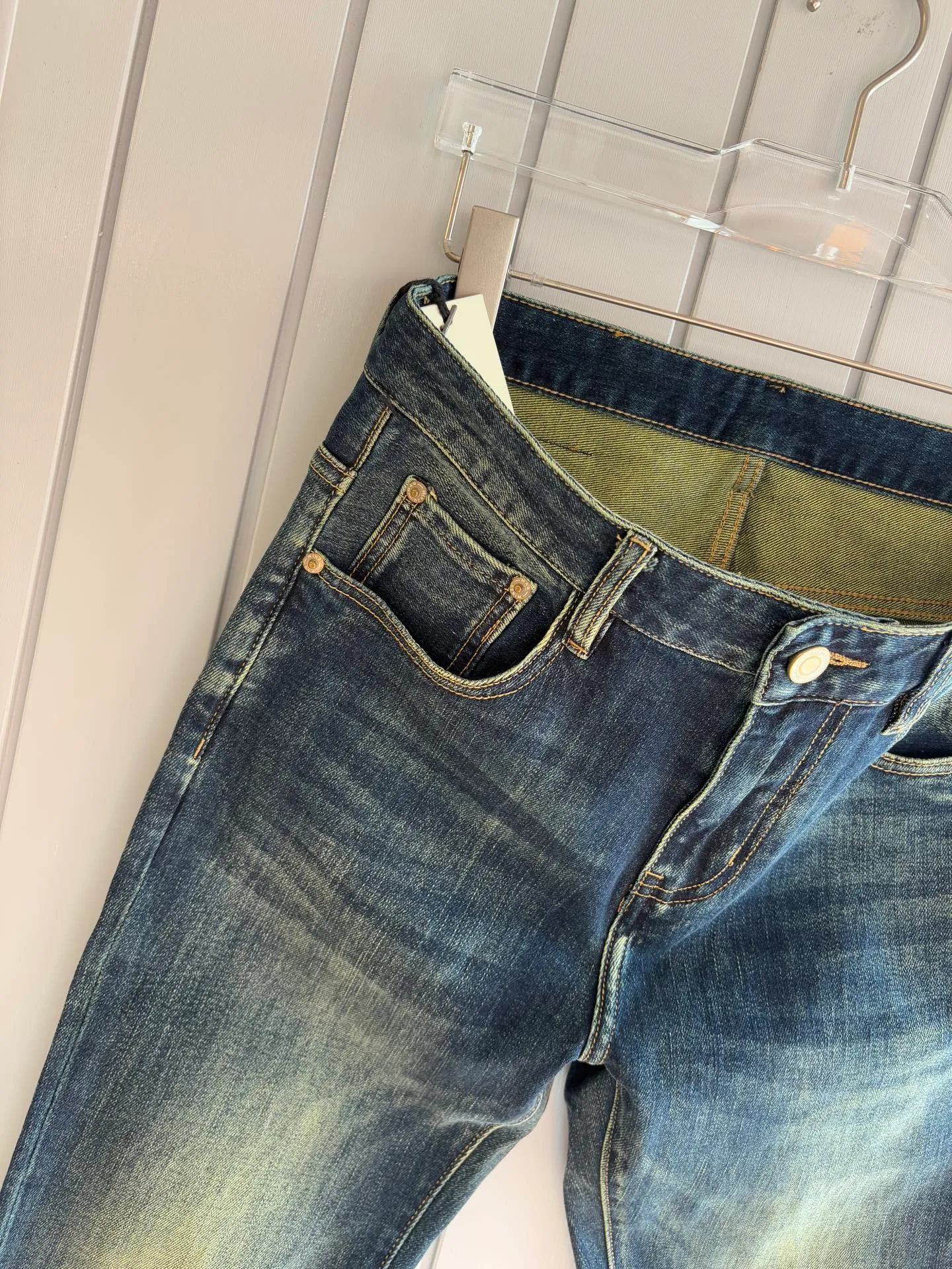 P240 A super stylish pair of jeans, customized original washed denim fabric, unique design, top-notch embroidered letter pattern logo, original hardware accessories decoration, an extremely outstanding pair of jeans, the materials and craftsmanship are extremely luxurious and exquisite, extremely high-grade, handsome and stylish upper body, recommended 👍, 005 code number: 29-38 but not 35; 37